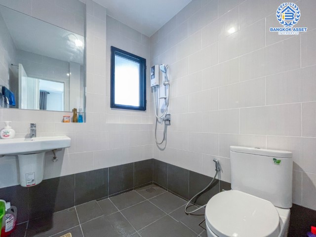 *****บ้านแฝดมือสองย่านปทุมธานี ม.เวนิว ติวานนท์-รังสิต เนื้อที่มากถึงเกือบ 39 ตร.ว. ฟังก์ชัน 3 ห้องนอน 3 ห้องน้ำ 2 ที่จอดรถ บ้านราคาดีสุดในโครงการ สภาพใหม่แทบไม่เคยอยู่ มาพร้อมของแถมเพียบ!! บนทำเลดี ใกล้รถไฟฟ้าสายสีแดง "สถานีรังสิต", ทางด่วน "ศรีสมาน" และ "ศรีรัช"